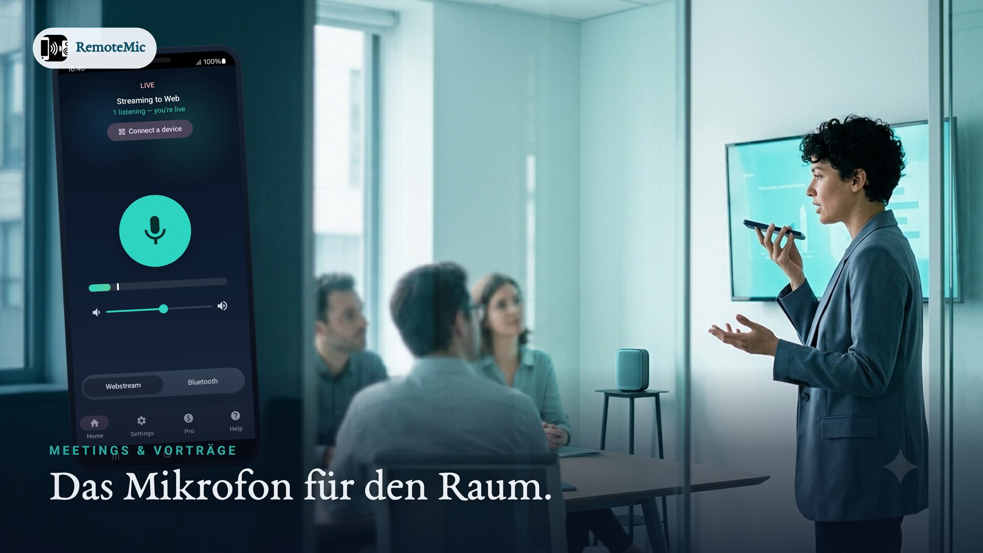 Vortragende nutzt ein Handy als Mikrofon für den Meetingraum
