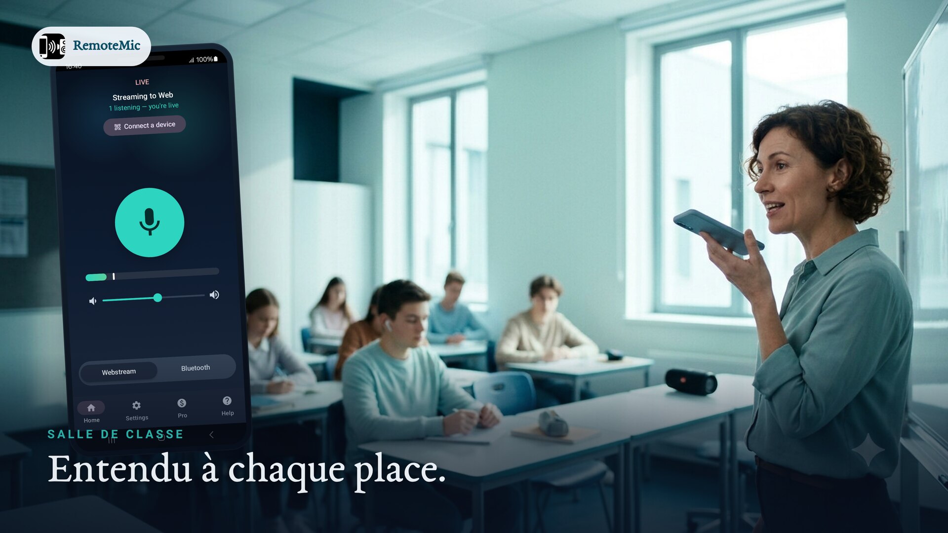 Enseignant entendu à chaque place d'une salle de classe lumineuse