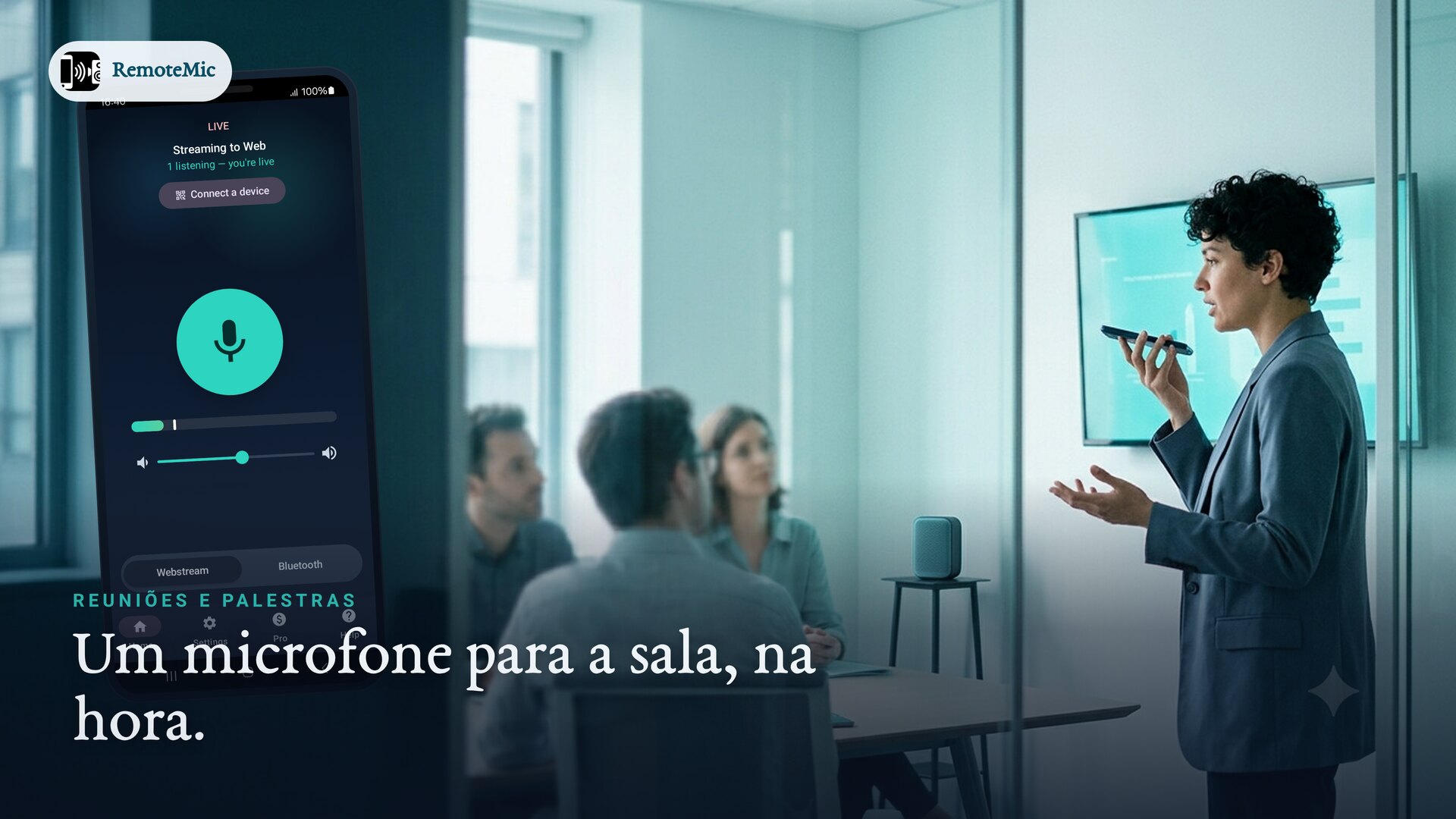 Apresentador usando um celular como microfone para a sala de reunião